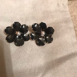 Forever 21 brand black daisy earrings